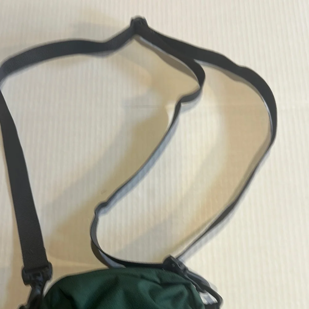 Columbia urban uplift side bag Green Black Adjustable Strap zipper inside pocket